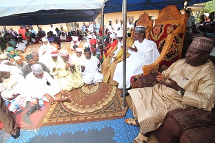 . FCT Minister, Malam Muhammad Musa Bello (2nd right) flanked by the Ona of Abaji HRH Adamu Yunusa (3rd right) and the Secretary, Area Council Service Secretariat, FCTA, Hon. Abubakar Ibrahin Dantsoho praying for the repose of the soul of late Etsu of Kwali HRH Shaban Nizazo III, on Thursday, 5th January 2023 in Kwali, FCT